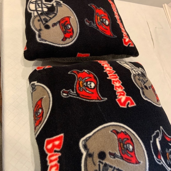 Tampa Bay Buccaneers Logo Helmet Flag Pattern Fleece Pillows Set of Two 13"x13" - Picture 3 of 15